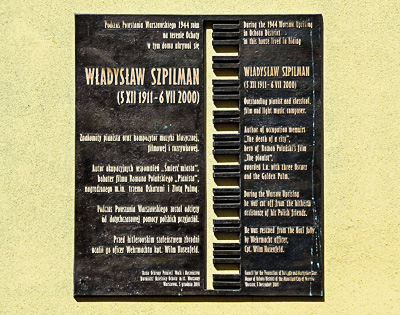 Władysław Szpilman commemorative plaque at 223 Niepodległości Avenue in Warsaw. Photo by Adrian Grycuk (7 June 2012). PD-CCA-Share Alike 3.0 Poland License. Wikimedia Commons.