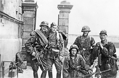 Polish soldiers during the Warsaw Uprising. Photo by Juliusz Bogdan Deckowski (c. August 1944). PD-Poland Public Domain. Wikimedia Commons.