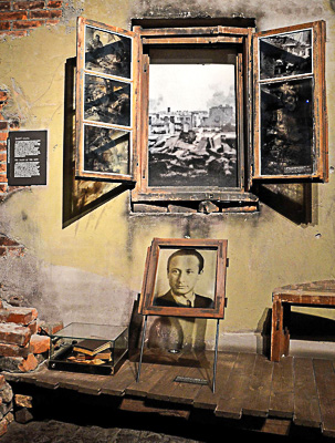 Interior of the Warsaw Uprising Museum with Władysław Szpilman’s photograph. Photo by Adrian Grycuk. PD-CCA-Share Alike 3.0 Poland License. Wikimedia Commons.