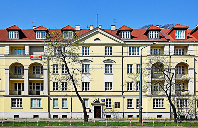 Building at 223 Niepodległośi Avenue in Warsaw where Władysław Szpilman lived in hiding and where he met Wim Hosenfeld. Photo by Adrian Grycuk (22 April 2012). PD-CCA-Share Alike 3.0 Poland License. Wikimedia Commons.