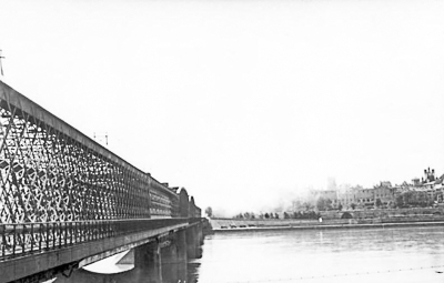 The Warsaw Uprising: View of the Kierbedź Bridge toward Royal castle and the old town burning. Photo by Götze (c. 1944). Bundesarchiv, Bild 101I-695-0412-01/Götze/CC-BY-SA 3.0. PD-CCA-Share Alike 3.0 Germany License. Wikimedia Commons.