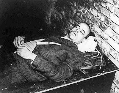 Hans Frank’s corpse after being hanged. Photo by anonymous (16 October 1946). PD-U.S. Government. Wikimedia Commons.