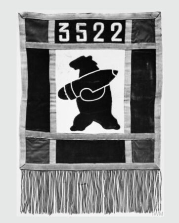 The badge of the 22nd Artillery Support Company of the 2nd Polish Corps. The unit made a design of Wojtek carrying a heavy artillery their emblem after his work in such a role. Photo by anonymous (date unknown). Imperial War Museum: image HU 16547. https://www.iwm.org.uk/collections/item/object/205026421. Courtesy of IMW Non Commercial License.