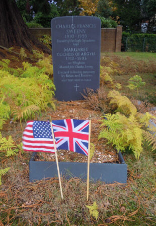Grave site of Charles Francis Sweeny and his first wife. Photo by Jack1956 (17 November 2016). PD-Creative Commons CC0 1.0 Universal Public Domain Dedication. Wikimedia Commons.
