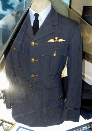 The uniform of an American volunteer in No. 121 Eagle Squadron RAF. Photo by Daderot (4 November 2017). Oregon Air and Space Museum.